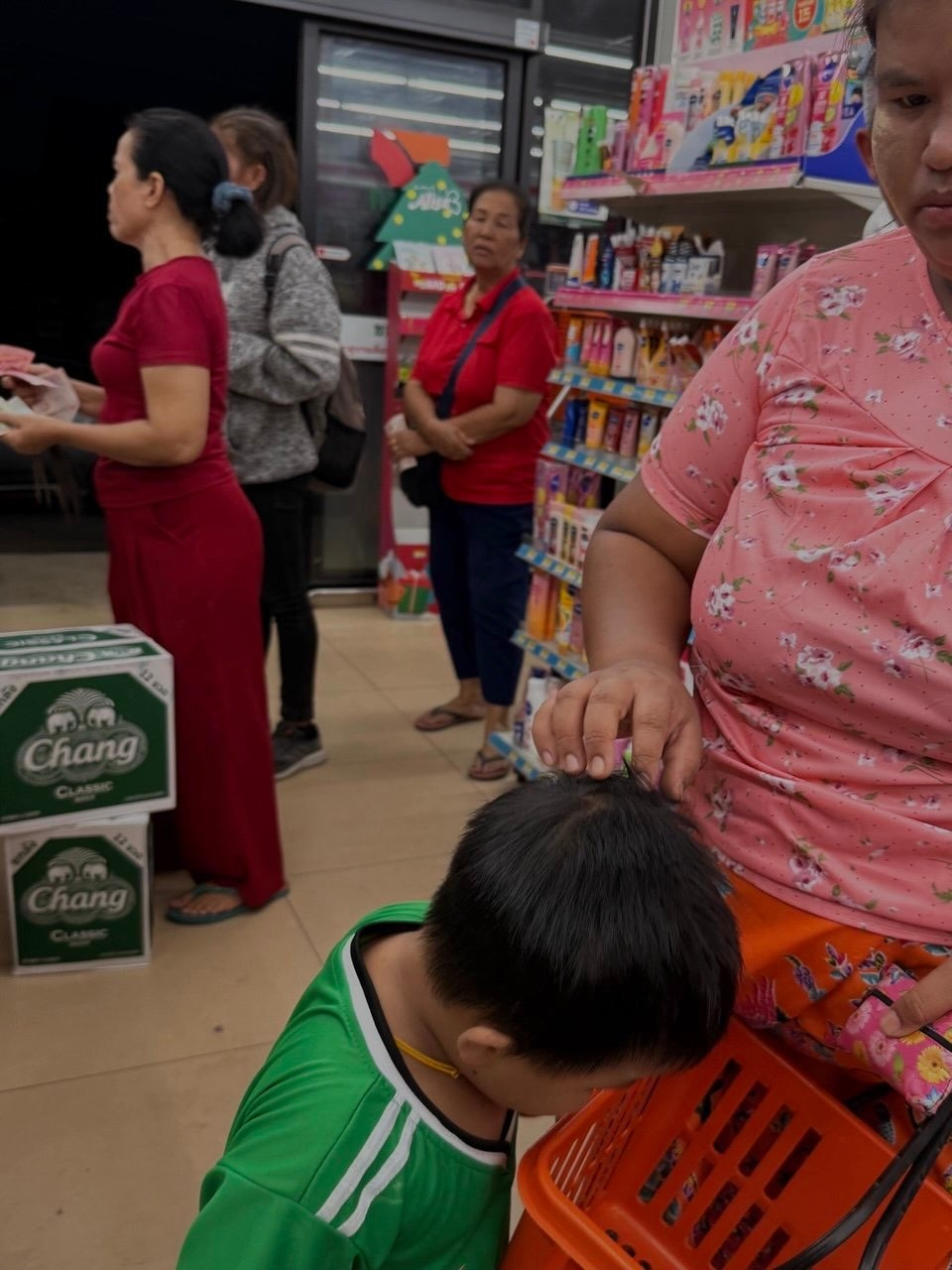 Уличная фотография. Красный_2. Портретный фотограф Алена Новгородцева