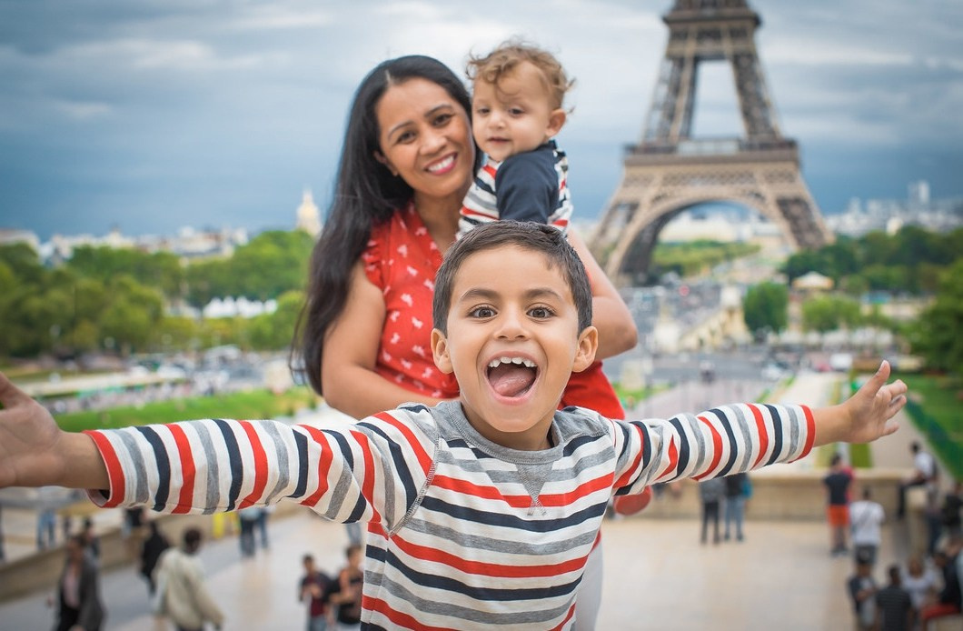 Paris Family Photographer — Artistic Family Photo & Video Experiences with Liya. Photographe à Paris