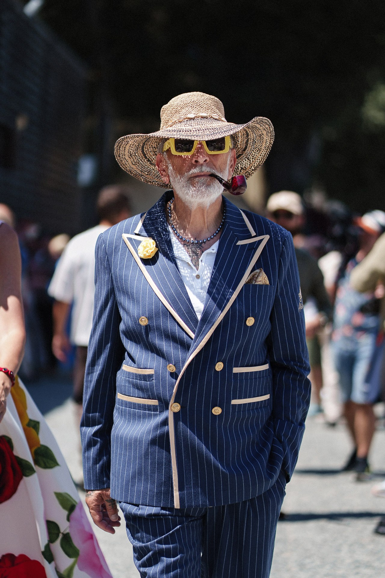 Ritratto street style da Pitti Uomo 110, ospite più adulto in completo doppiopetto blu navy a righe e cappello di paglia