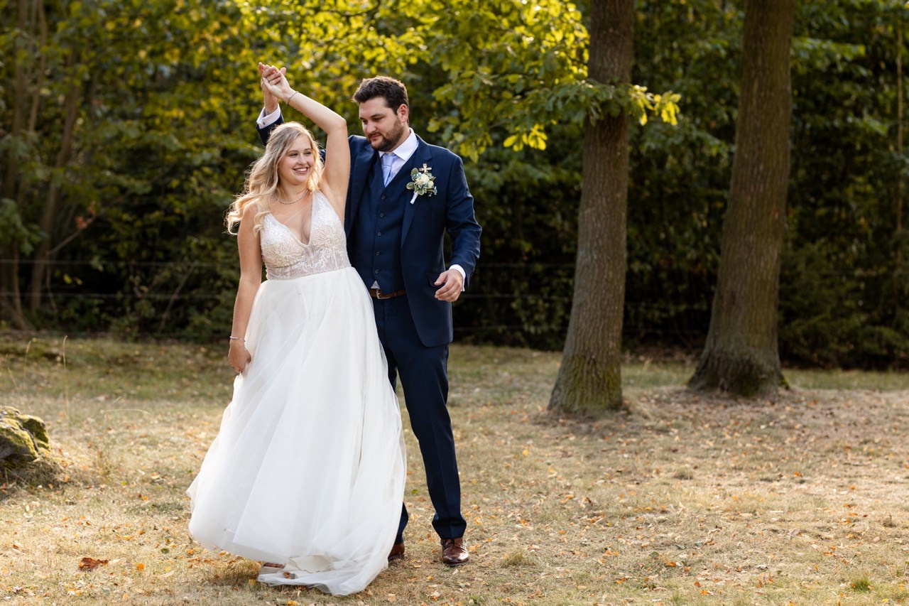 Svatební tým — svatební fotograf a kameraman. Dana Lišková — Empatická fotografka | Introspektivní umělkyně | Neurodivergentní koučka| Zakladatelka Artepy.cz