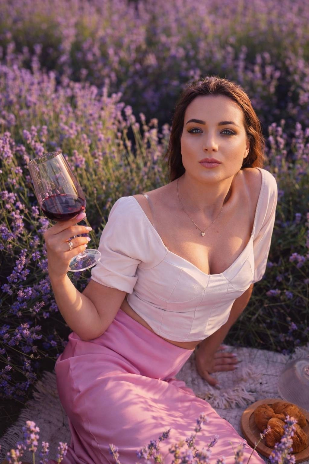 пикник в лаванде фотосессия с вином подруги Пловдив