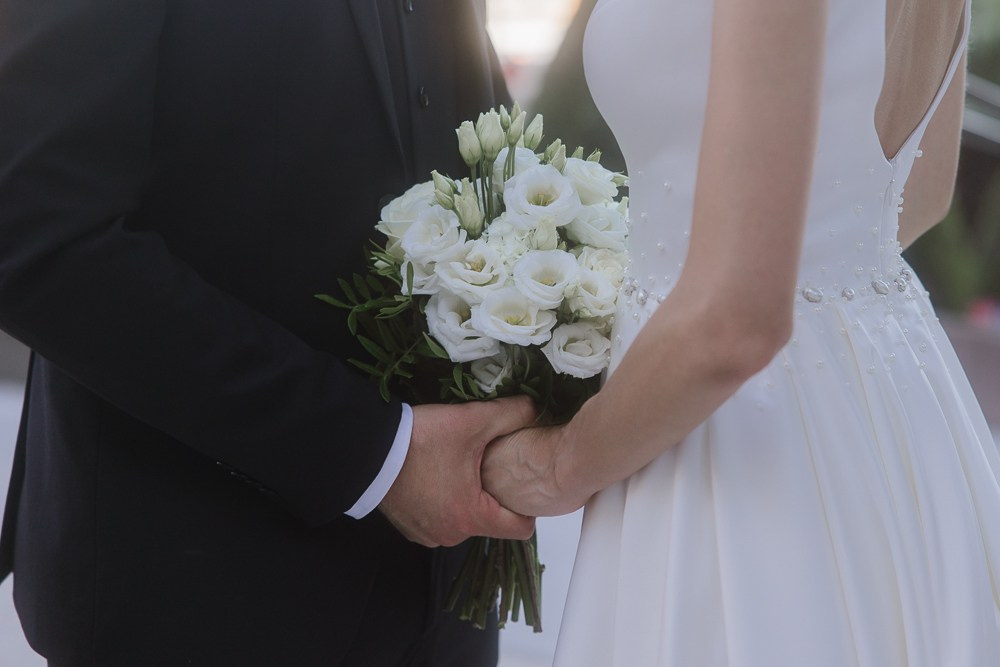 Klassischer weißer Brautstrauß mit Rosen und Lilien