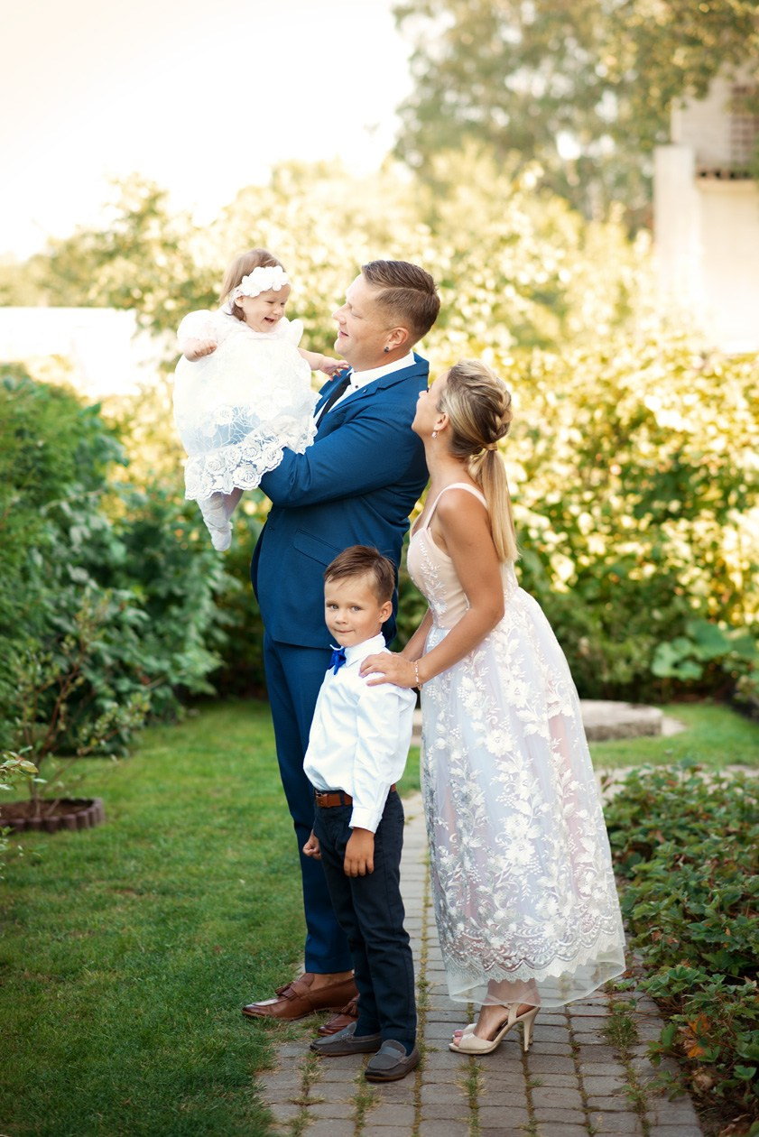 Krikštynos, krikštas, krikštynų fotosesija, ceremonija, bažnyčia krikštynų pasiruošimo fotografavimas. Krikštynų fotografas Vilnius Trakai kaina krikštynų fotografavimas fotografė personal.lt photogrpahy kainos šeima, vaikai profesionali natūrali meninė reportažinė klasikinė fotosesija, krikštynų fotosesija gamtoje