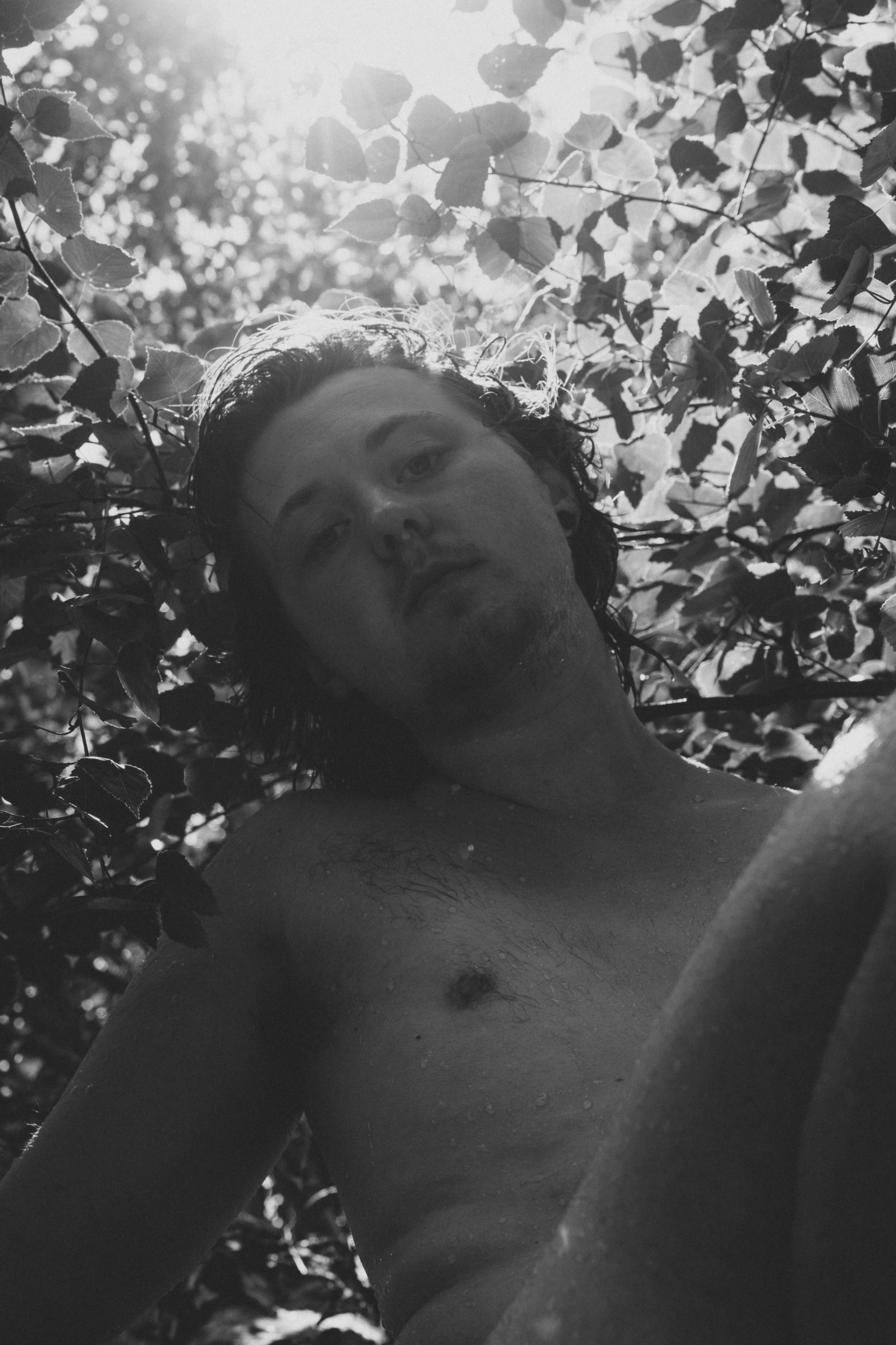 Kroppen flyter, naturen minns Hud som vatten, ljus som andning Stillhetens rörelse, rörelsens stillhet Mellanrum där kroppen försvinner