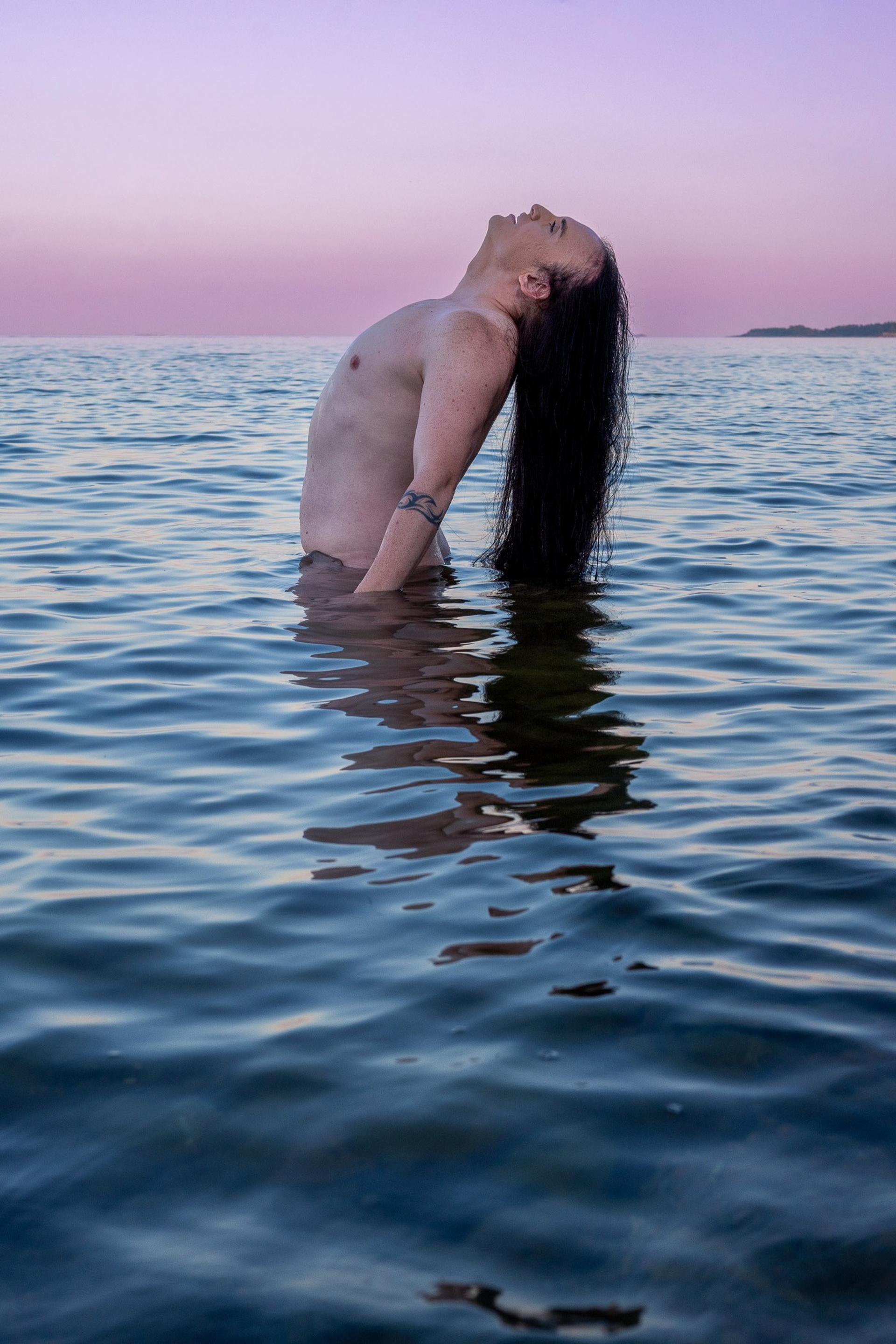 Kroppen flyter, naturen minns Hud som vatten, ljus som andning Stillhetens rörelse, rörelsens stillhet Mellanrum där kroppen försvinner