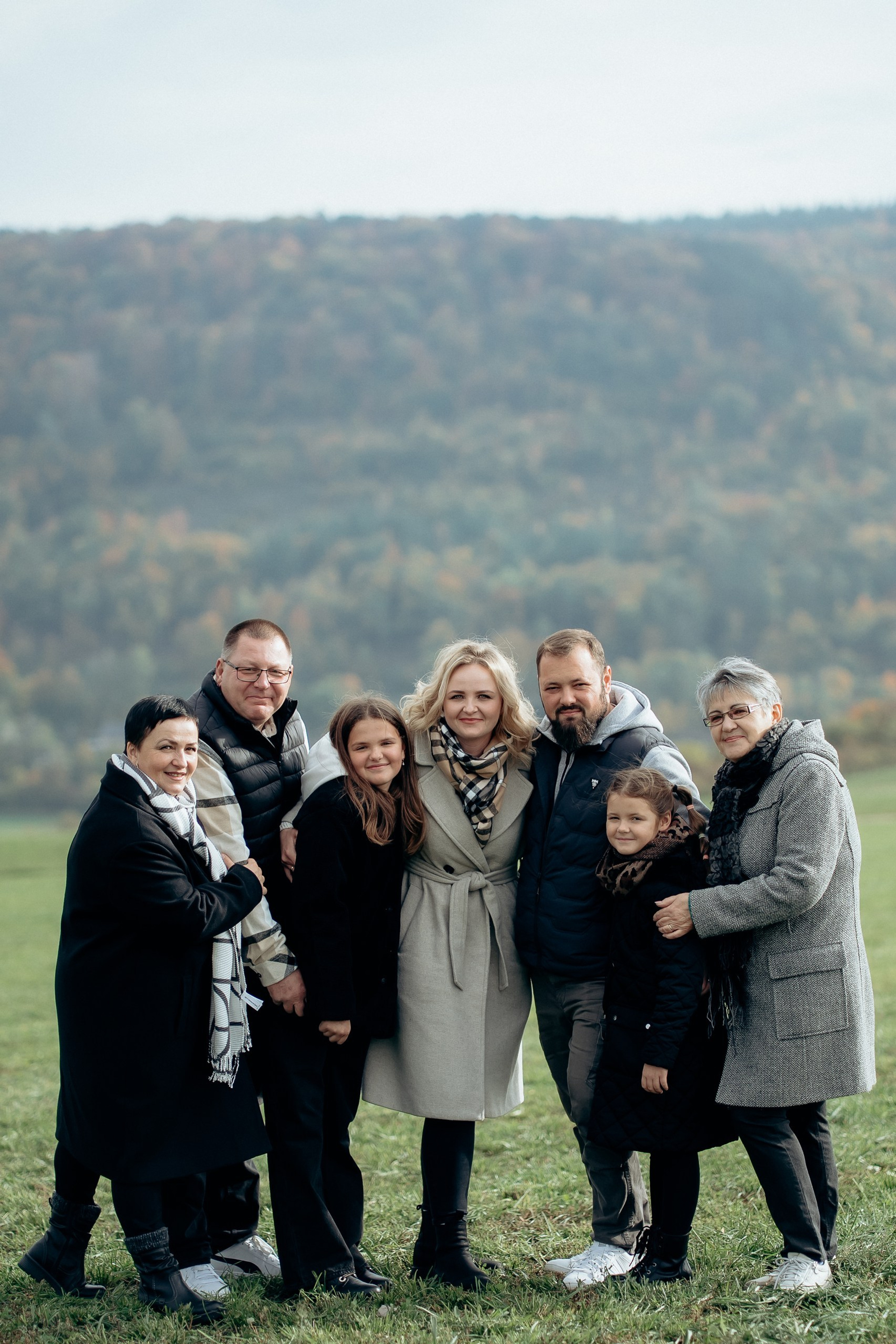 Mehrgenerationen-Familienshooting in der Natur