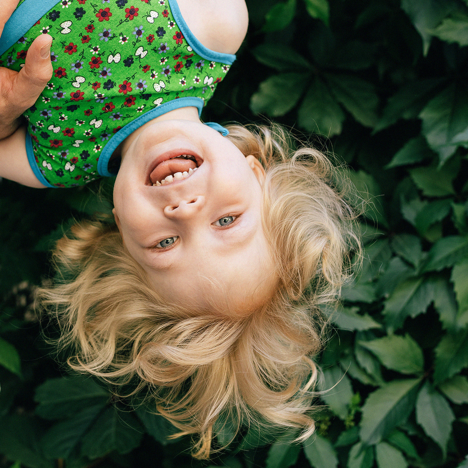 Анна с семьей в парке. Rodinný a svatební fotograf v Praze