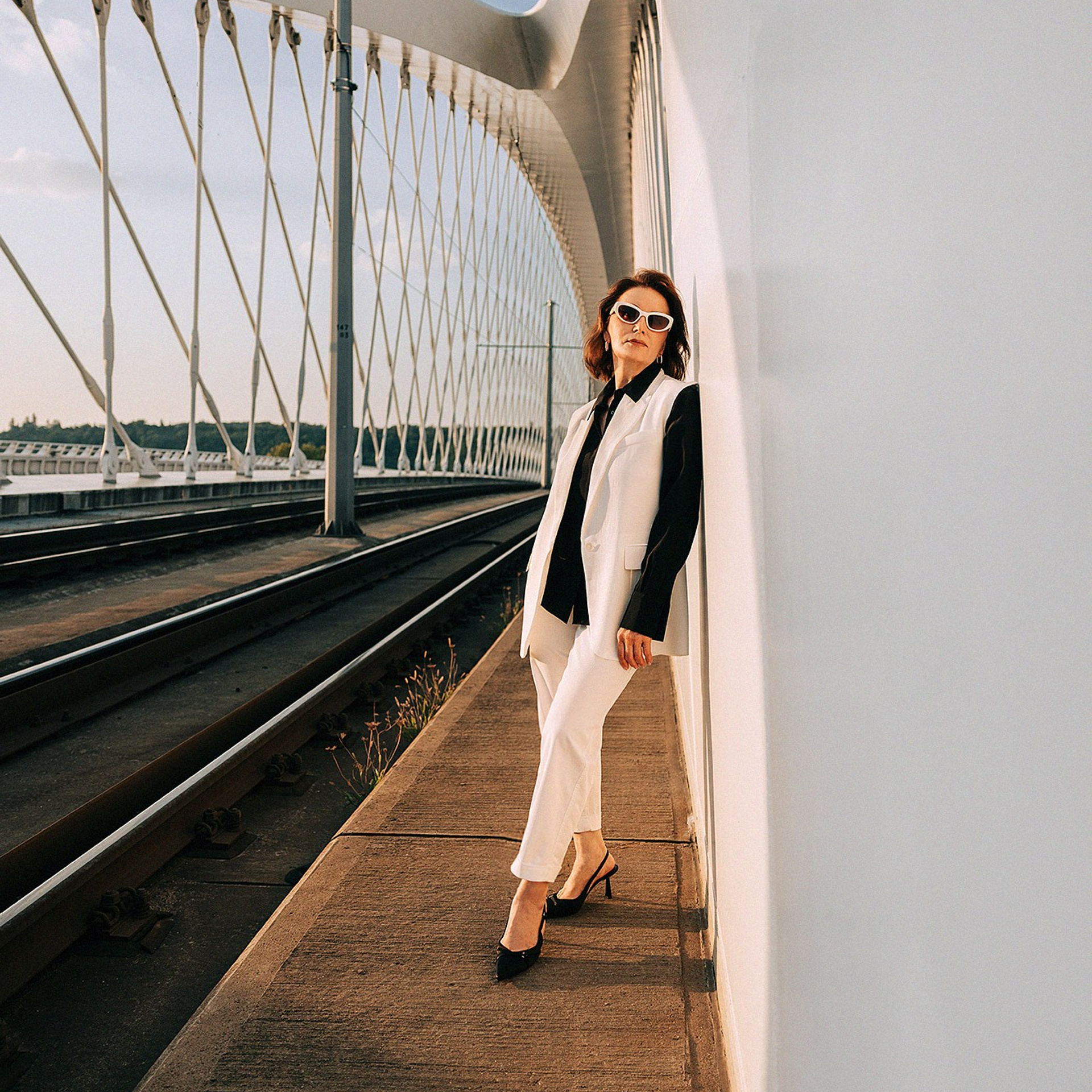 Анна с семьей в парке. Rodinný a svatební fotograf v Praze