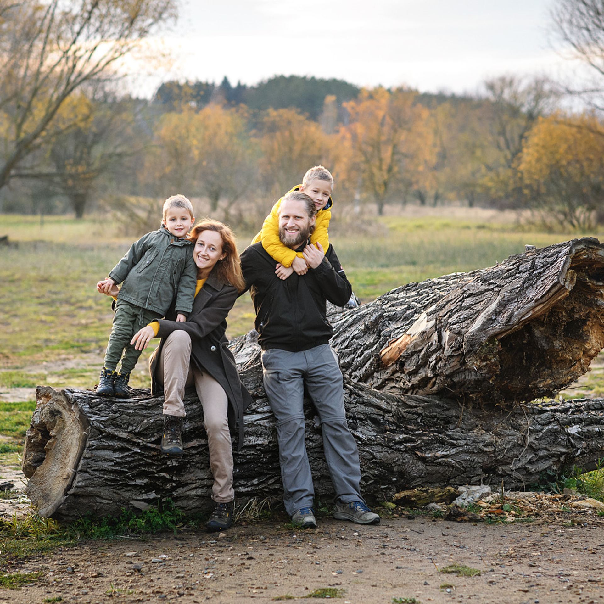 Анна с семьей в парке. Rodinný a svatební fotograf v Praze