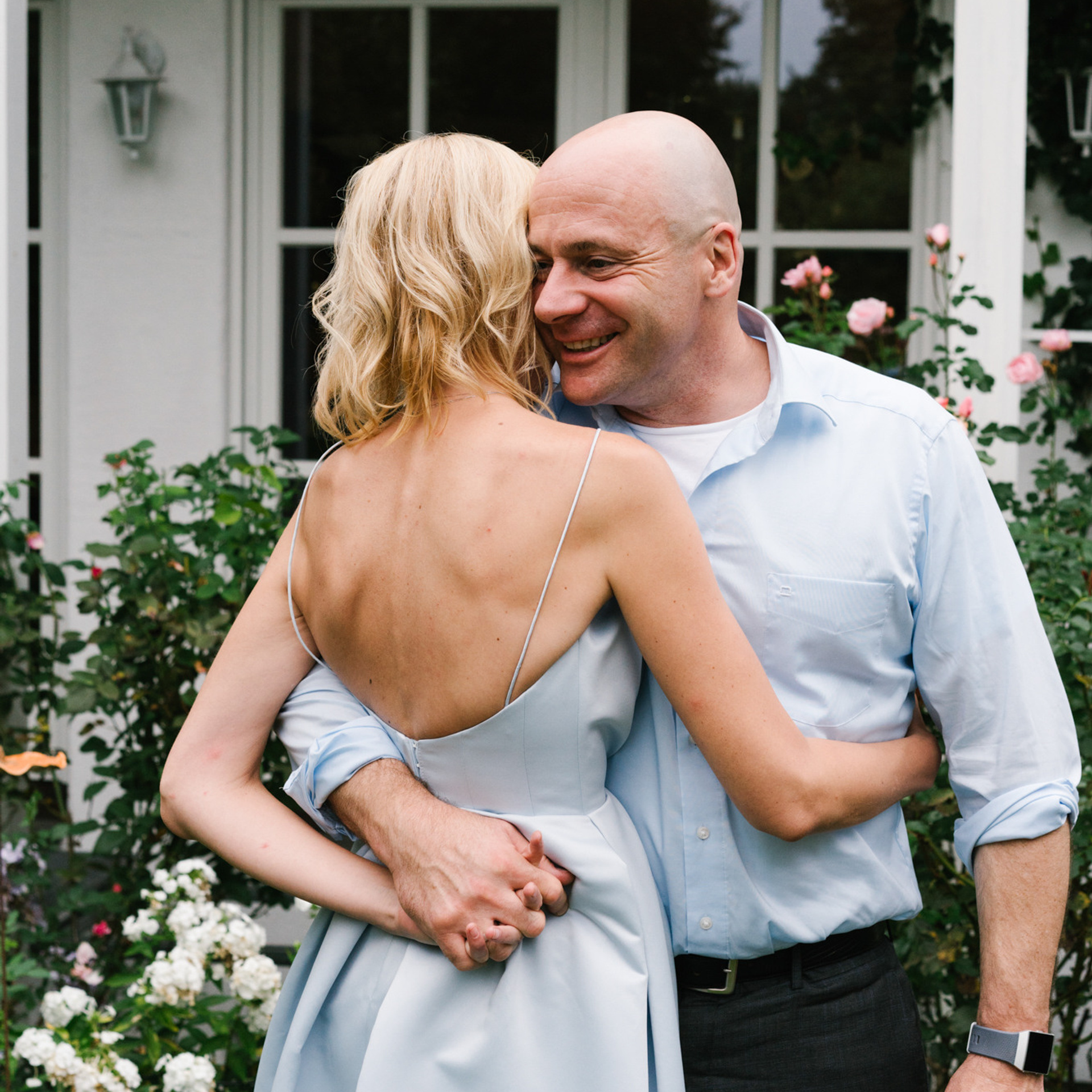 Ehrlicher Hochzeitsfotograf im Garten am Starnberger See, München. Inna Zaytseva Photography | Fotografin in München | Content Creation