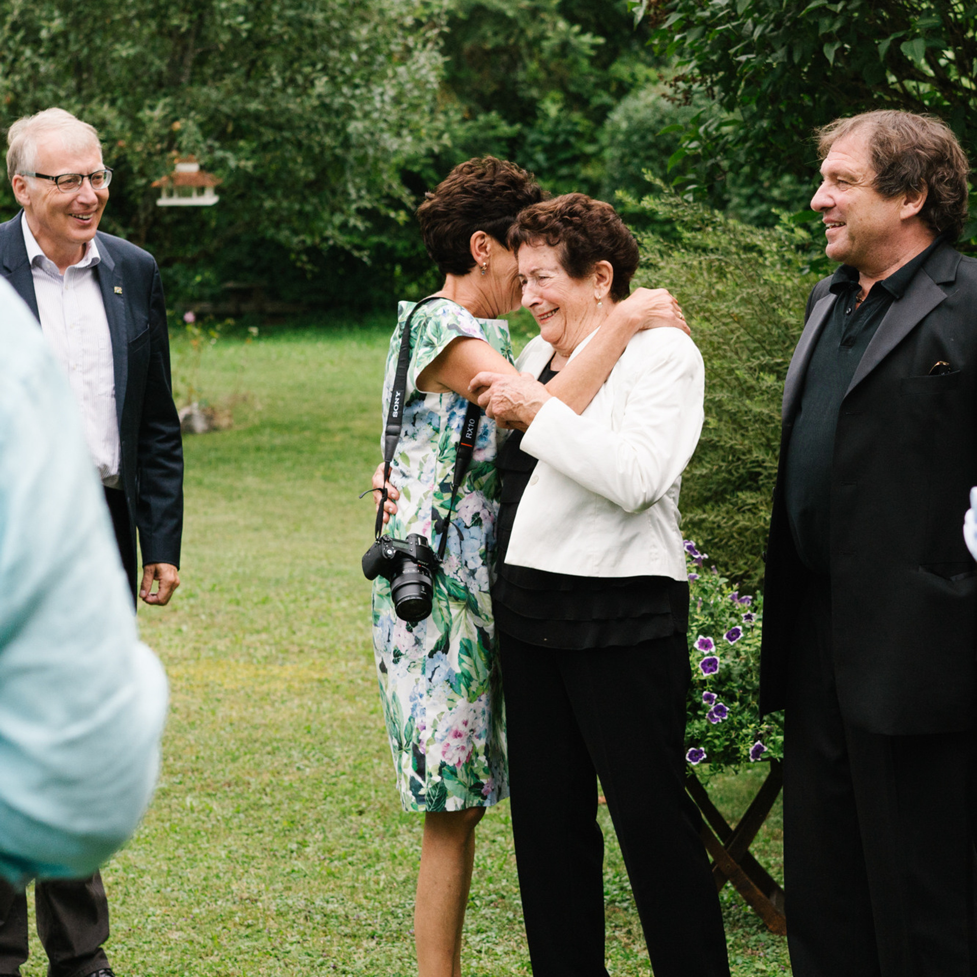 Ehrlicher Hochzeitsfotograf im Garten am Starnberger See, München. Inna Zaytseva Photography | Fotografin in München | Content Creation