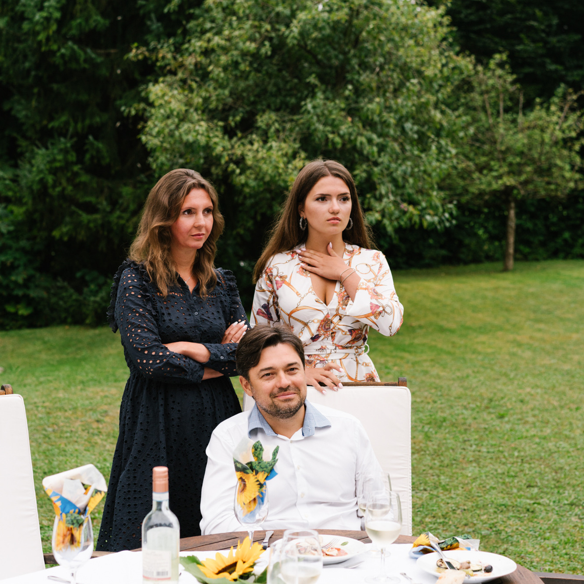 Ehrlicher Hochzeitsfotograf im Garten am Starnberger See, München. Inna Zaytseva Photography | Fotografin in München | Content Creation