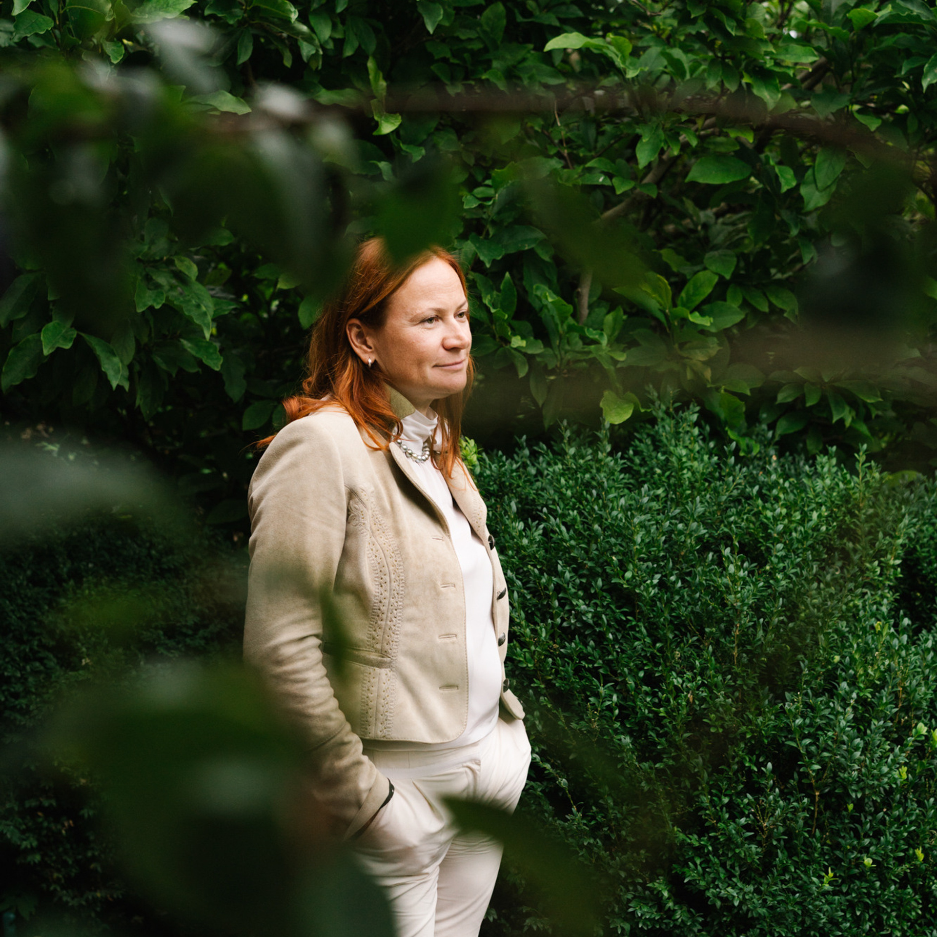 Ehrlicher Hochzeitsfotograf im Garten am Starnberger See, München. Inna Zaytseva Photography | Fotografin in München | Content Creation