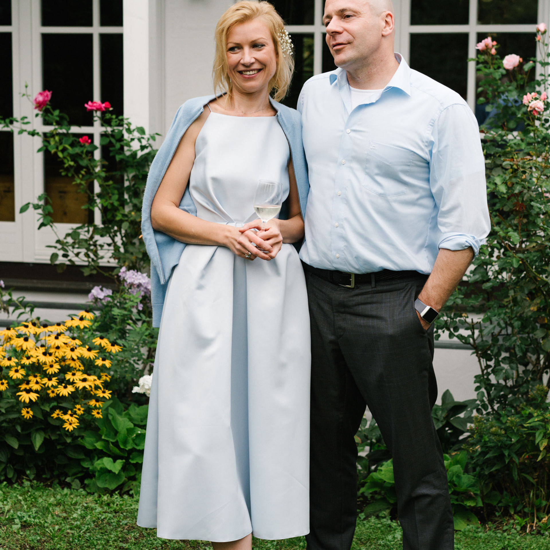 Ehrlicher Hochzeitsfotograf im Garten am Starnberger See, München. Inna Zaytseva Photography | Fotografin in München | Content Creation