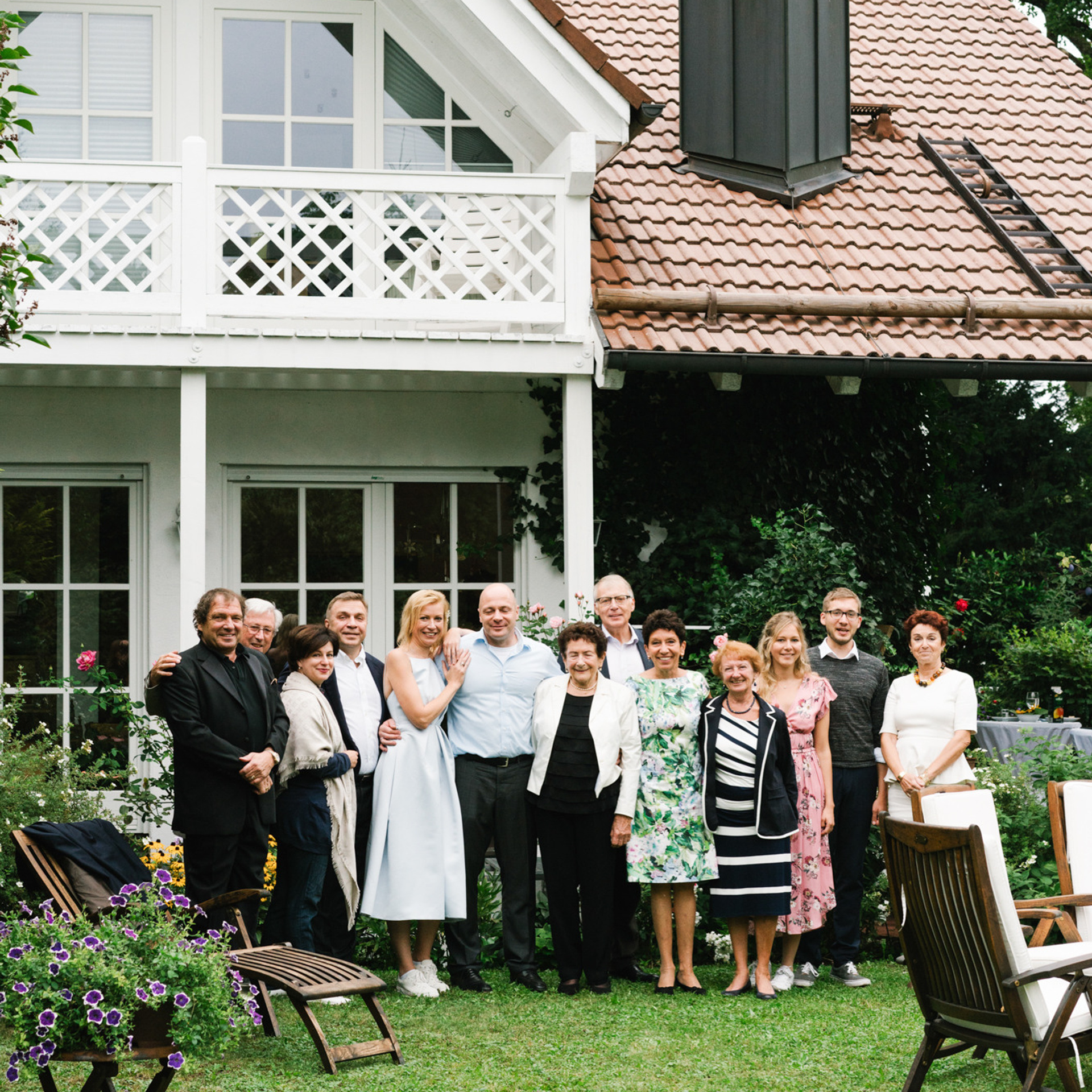 Ehrlicher Hochzeitsfotograf im Garten am Starnberger See, München. Inna Zaytseva Photography | Fotografin in München | Content Creation