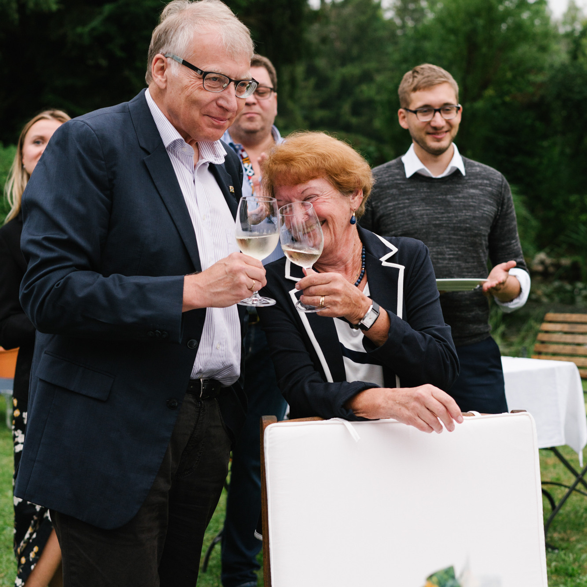 Ehrlicher Hochzeitsfotograf im Garten am Starnberger See, München. Inna Zaytseva Photography | Fotografin in München | Content Creation