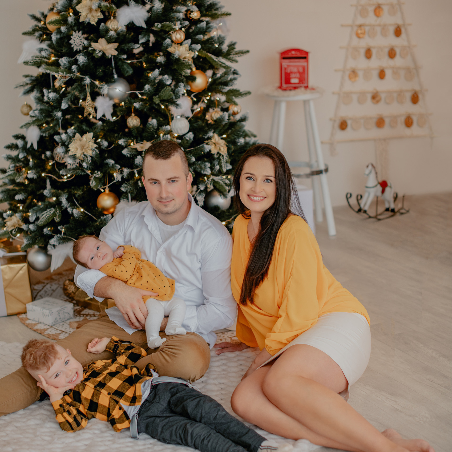 Three pregnant friends at a studio photoshoot in Prague. Professional photographer in Prague Anastasia Haritonova