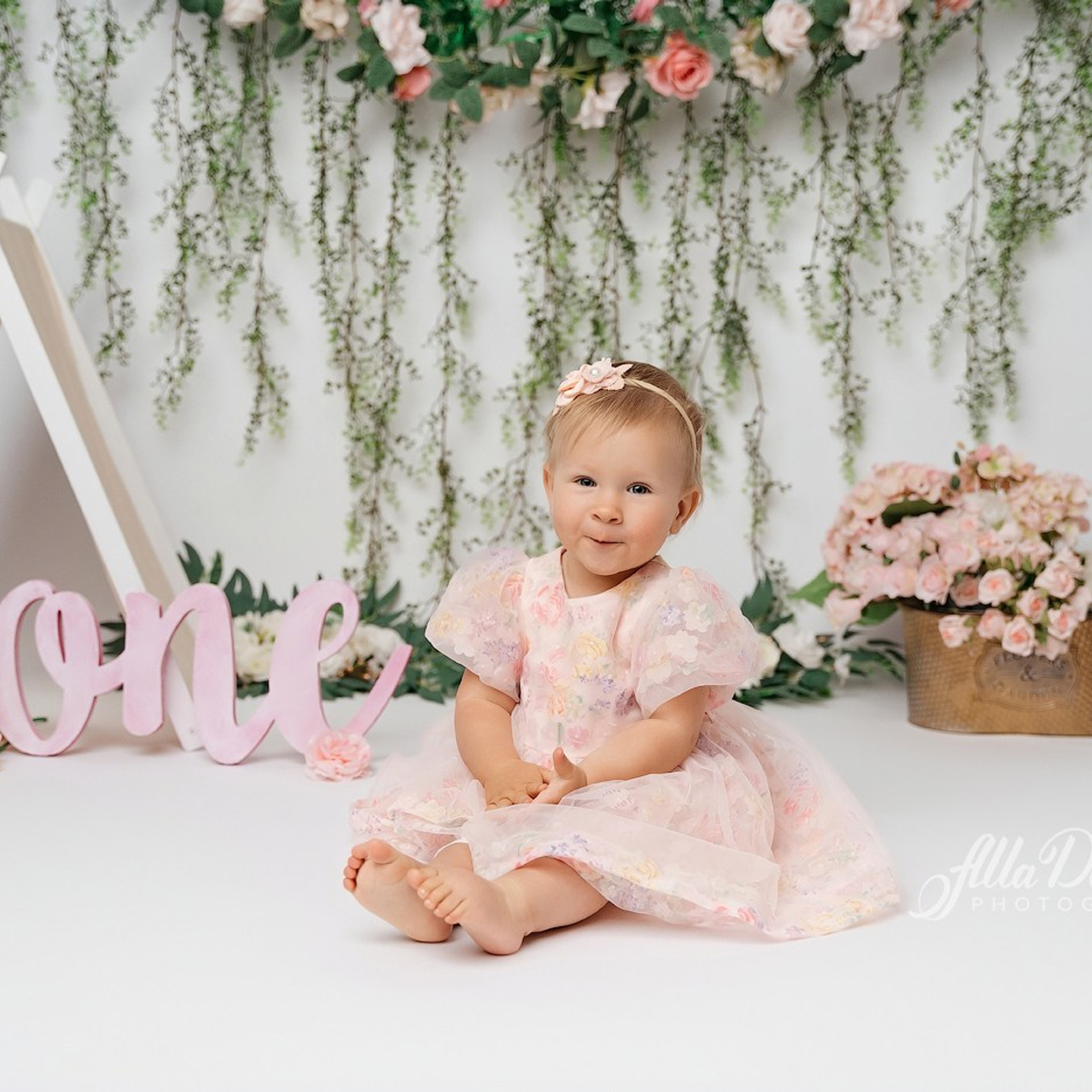 Cake smash session, Sydney. Newborn and family photographer. Hills District. Sydney