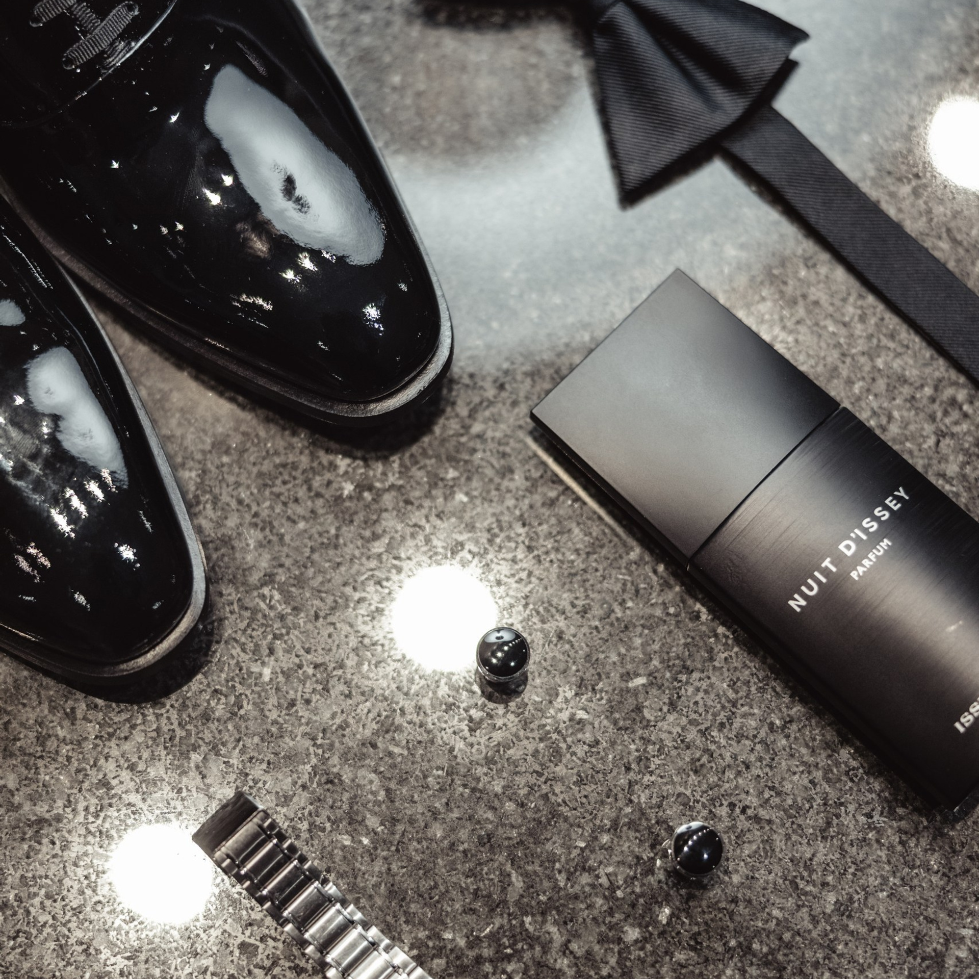 Trouwschoenen, parfum en accessoires van de bruidegom tijdens de voorbereidingen