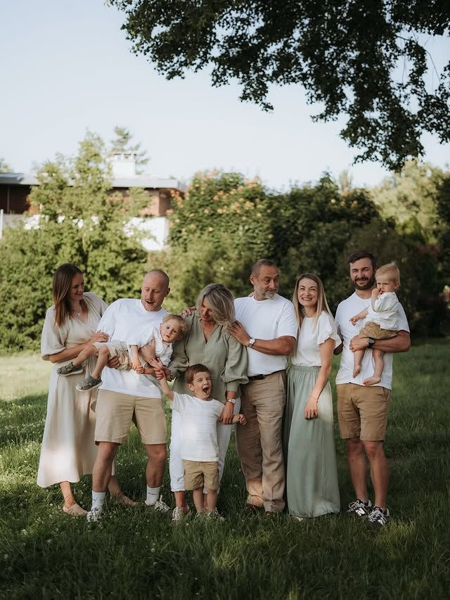 Що одягнути на сімейну фотосесію в парку влітку: готові образи для великої родини. Family photographer in Kiev Natalia Shkavron