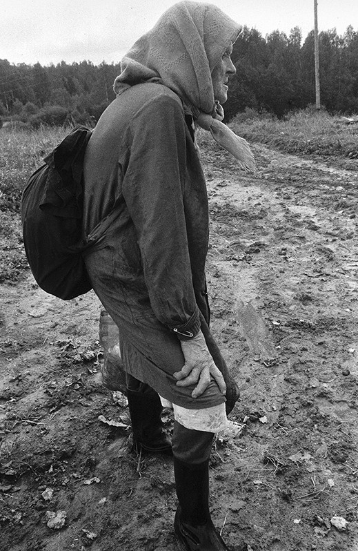 Roadside meeting, Kostroma region, Chukhlomsky district, Russian SFSR. August 1988