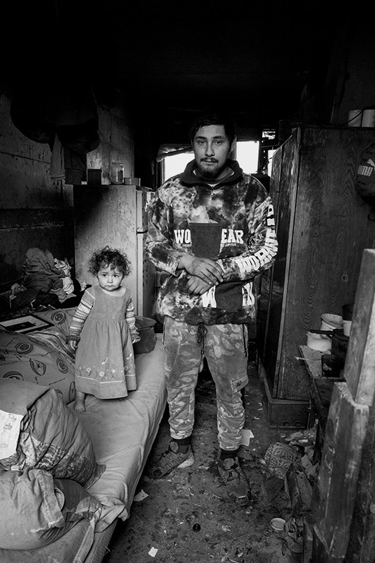 Мужчина с маленькой дочерью, деревня Свиния, Прешовский край, Словакия. 2022