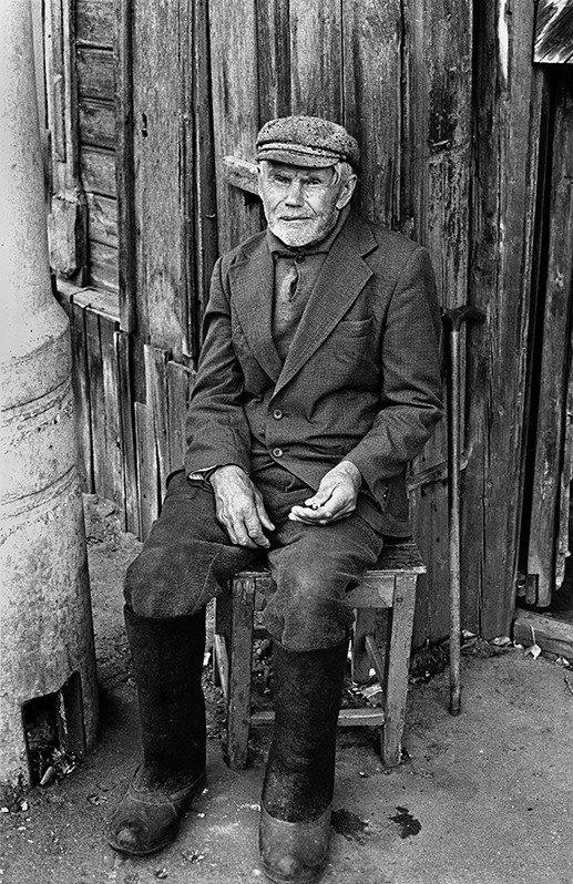 Old man on a stool outside the house, Rybinsk, Yaroslavl region, Russian SFSR. July 1983