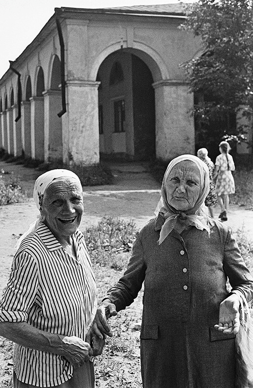Meeting at the market stalls, Rostov, Yaroslavl region, Russian SFSR. July 1983