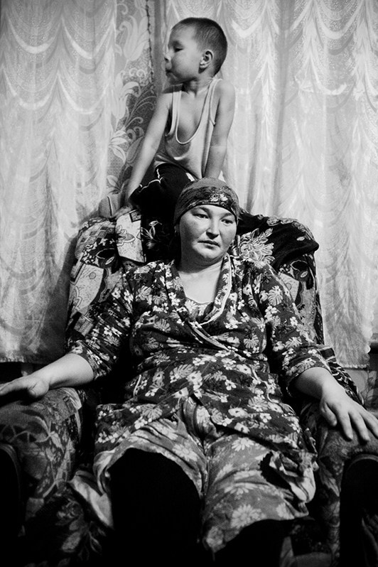 Женщина с ребёнком в марийском доме, Республика Марий Эл, Россия. 2011