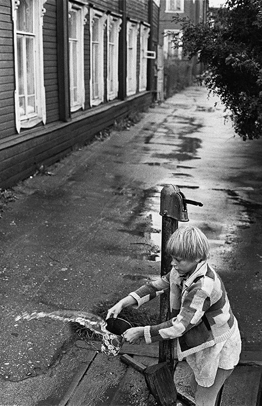A girl at a standpip, Kirillov, Vologda Region, Russian SFSR. July 1984