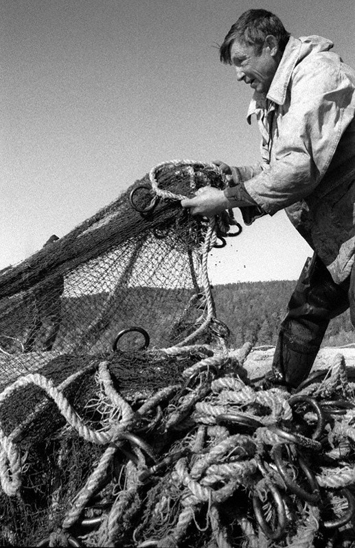 Курбуликский рыбак с сетью. Берег мыса Фертик, Баргузинский район, Бурятия, Россия. Октябрь 2001