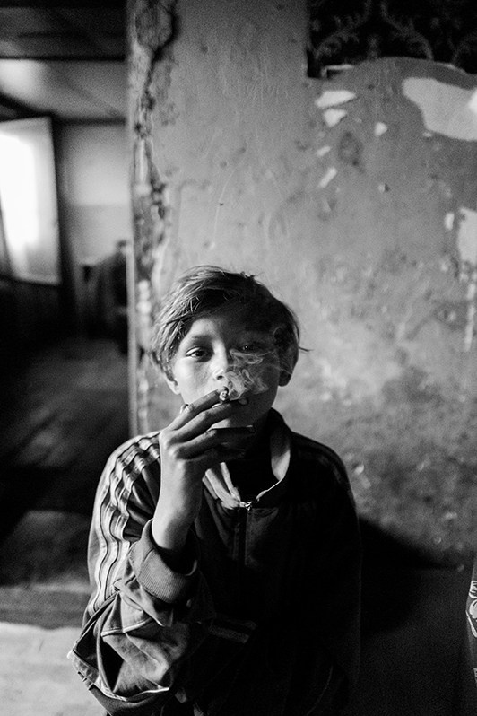 Мальчик курит сигарету, деревня Свиния, Прешовский край, Словакия. 2021