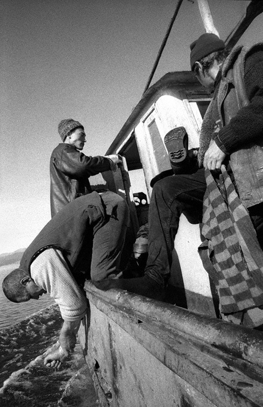 Рыбаки на лодке, Баргузинский район, Бурятия, Россия. Октябрь 2001