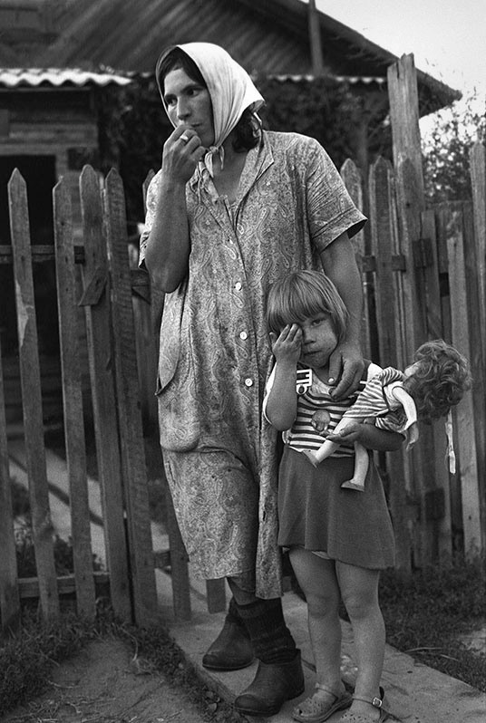 A woman, a girl and a doll, Krasnaya Niva village, Chukhlomskiy district, Kostroma region, Russian SFSR. July 1989