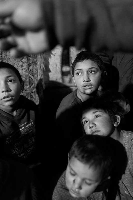 Десятилетняя Дарина со своими братьями и сестрами, за которыми она ухаживает каждый день после школы, деревня Свиния, Прешовский край, Словакия. 2022