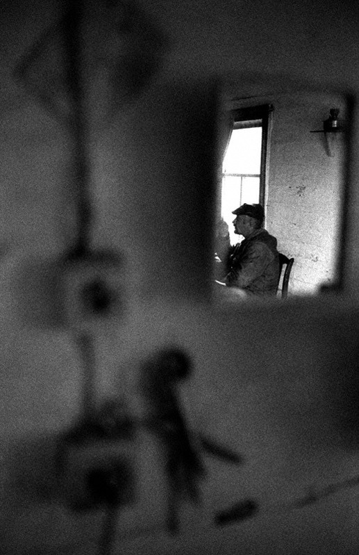 Рыбак в зеркале. Хибара в посёлке Давша, Баргузинский район, Бурятия, Россия. Октябрь 2001