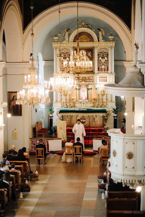 Kāzas rudenī lietainā dienā ar Vecrīgā