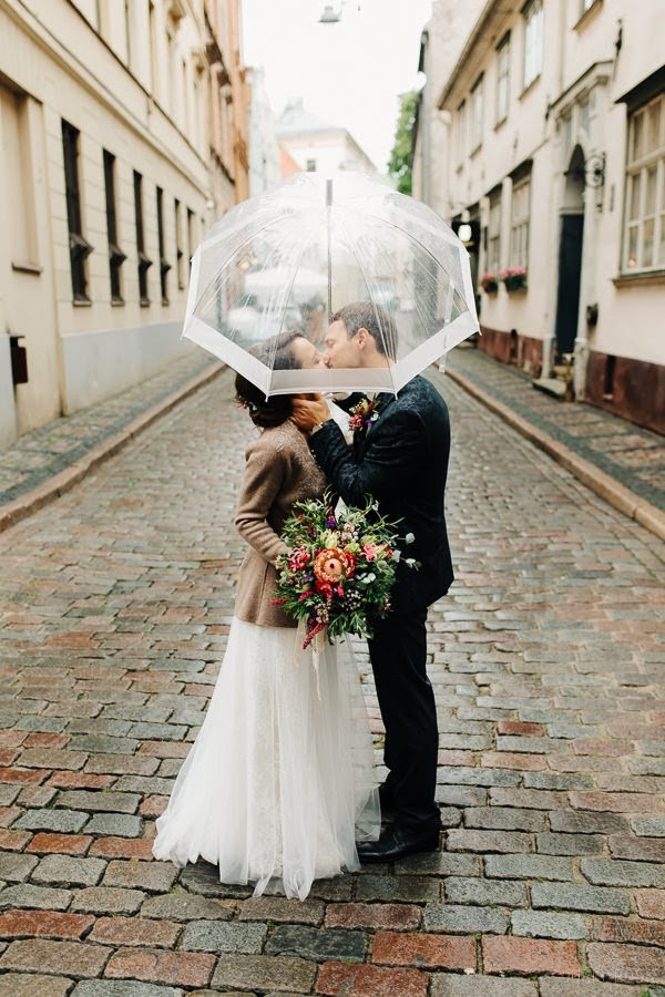 Kāzas rudenī lietainā dienā ar Vecrīgā