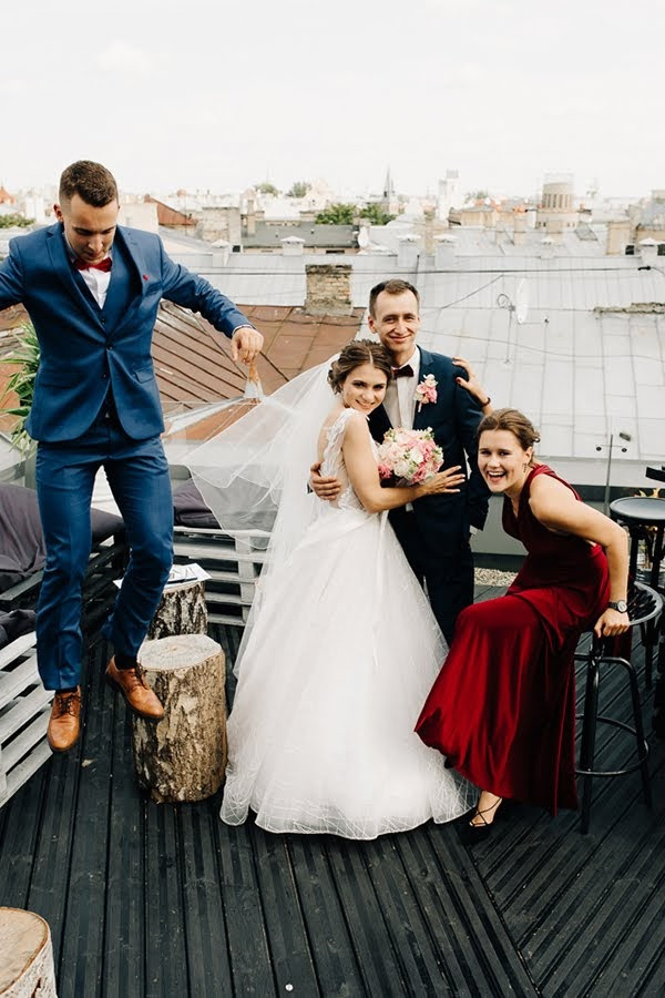 Pozitīvas kāzas Vecrīgā un Jūrmalā ar zagsu, lietu un busiņu