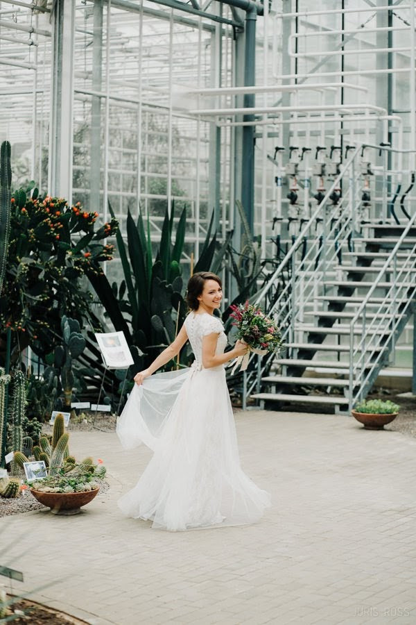 Kāzas rudenī lietainā dienā ar Vecrīgā