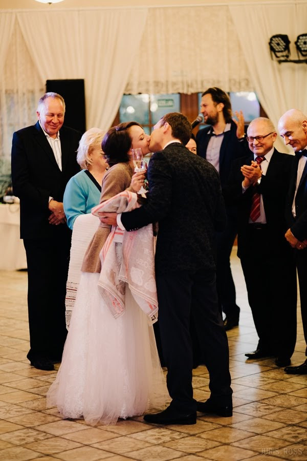 Kāzas rudenī lietainā dienā ar Vecrīgā