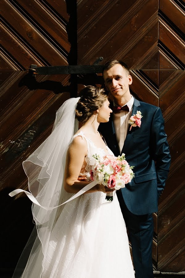 Pozitīvas kāzas Vecrīgā un Jūrmalā ar zagsu, lietu un busiņu