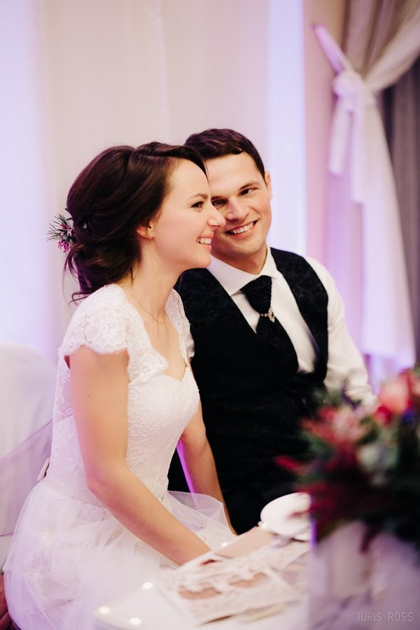 Kāzas rudenī lietainā dienā ar Vecrīgā