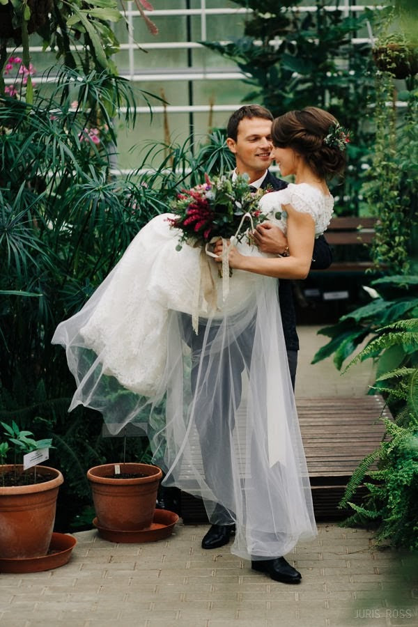 Kāzas rudenī lietainā dienā ar Vecrīgā