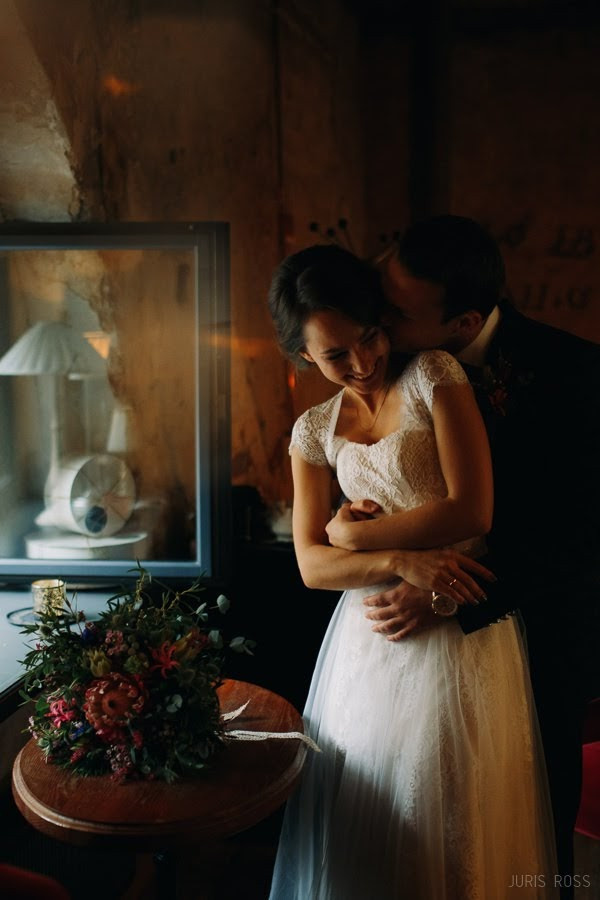 Kāzas rudenī lietainā dienā ar Vecrīgā