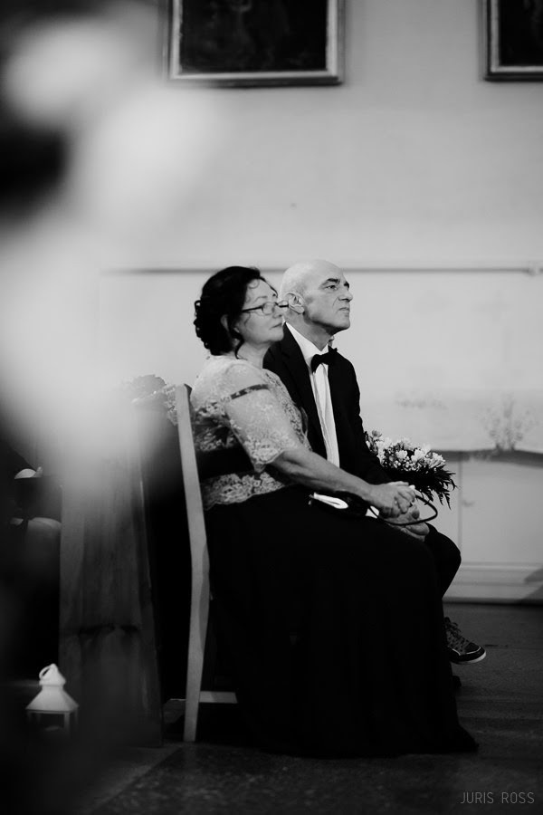 Kāzas rudenī lietainā dienā ar Vecrīgā