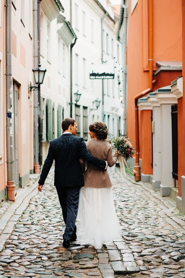 Kāzas rudenī lietainā dienā ar Vecrīgā