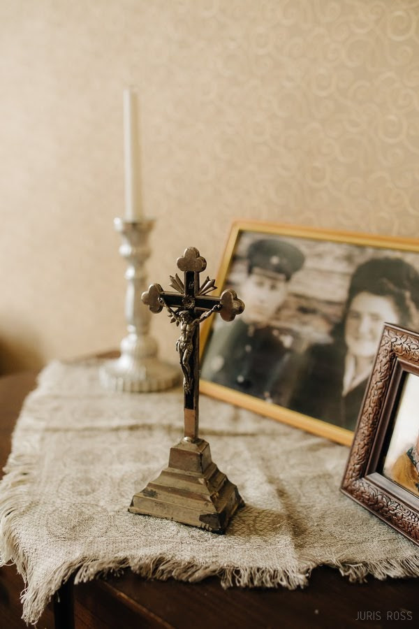 Kāzas rudenī lietainā dienā ar Vecrīgā