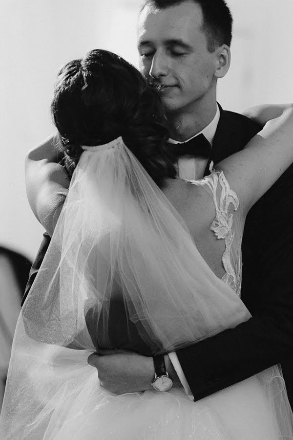 Pozitīvas kāzas Vecrīgā un Jūrmalā ar zagsu, lietu un busiņu