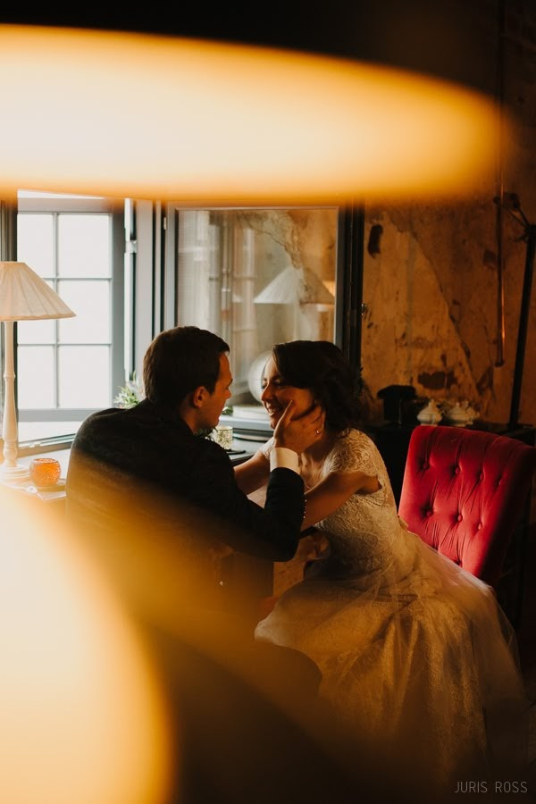 Kāzas rudenī lietainā dienā ar Vecrīgā